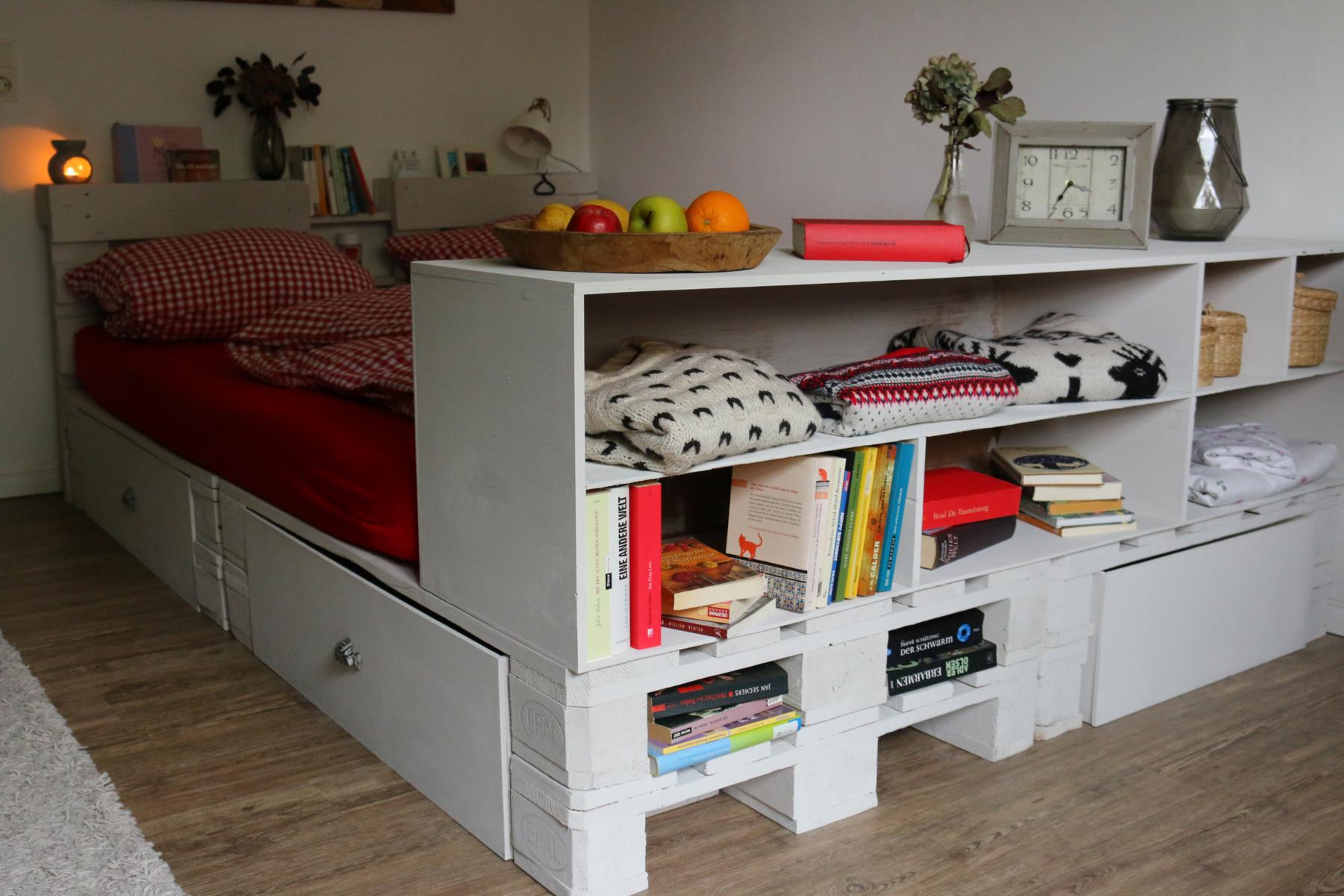Palettenbett ein bett aus paletten selber bauen oder kaufen ...