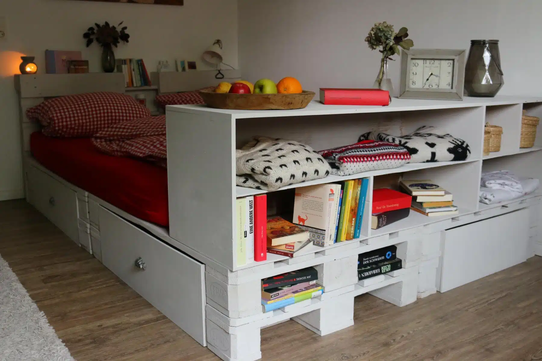 Palettenbett-kaufen-Bett aus Europaletten-Palettenmöbel 10