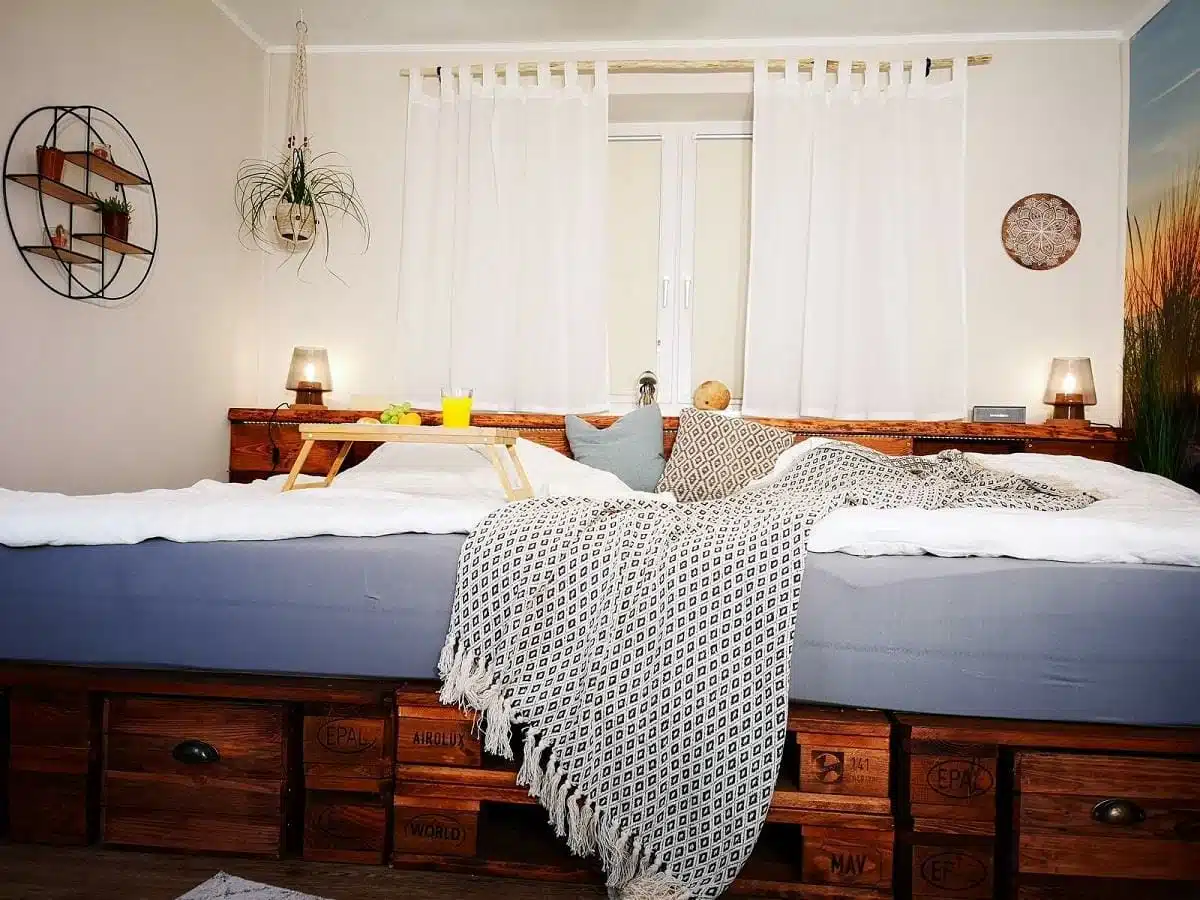 großes-xxl-palettenbett-kingsize-familienbett