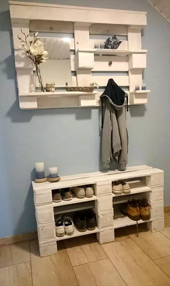 Schuhregal aus Paletten mit Garderobe