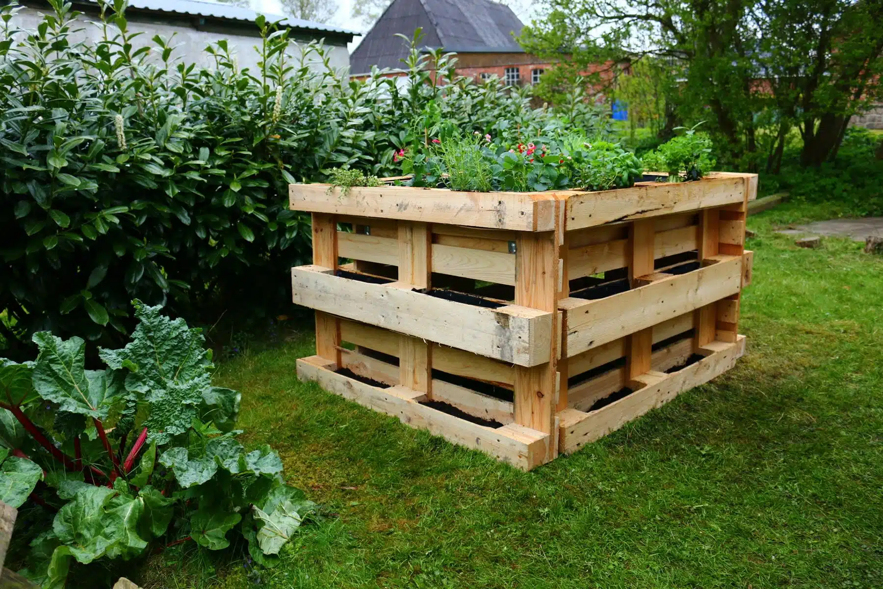 Hochbeet aus Paletten-Europaletten-Beet 