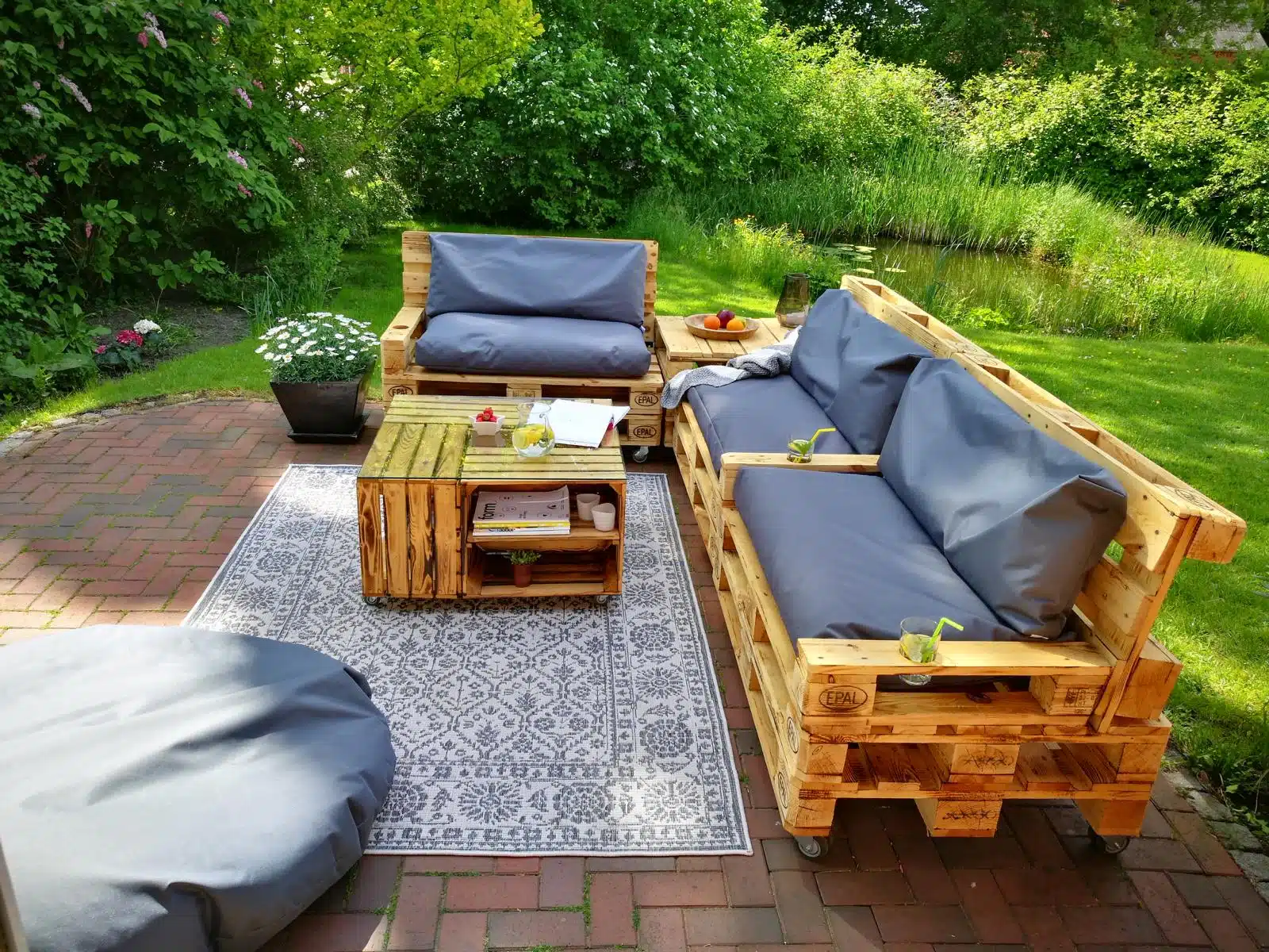 Terrassenmöbel-aus-Paletten-Palettenmöbel