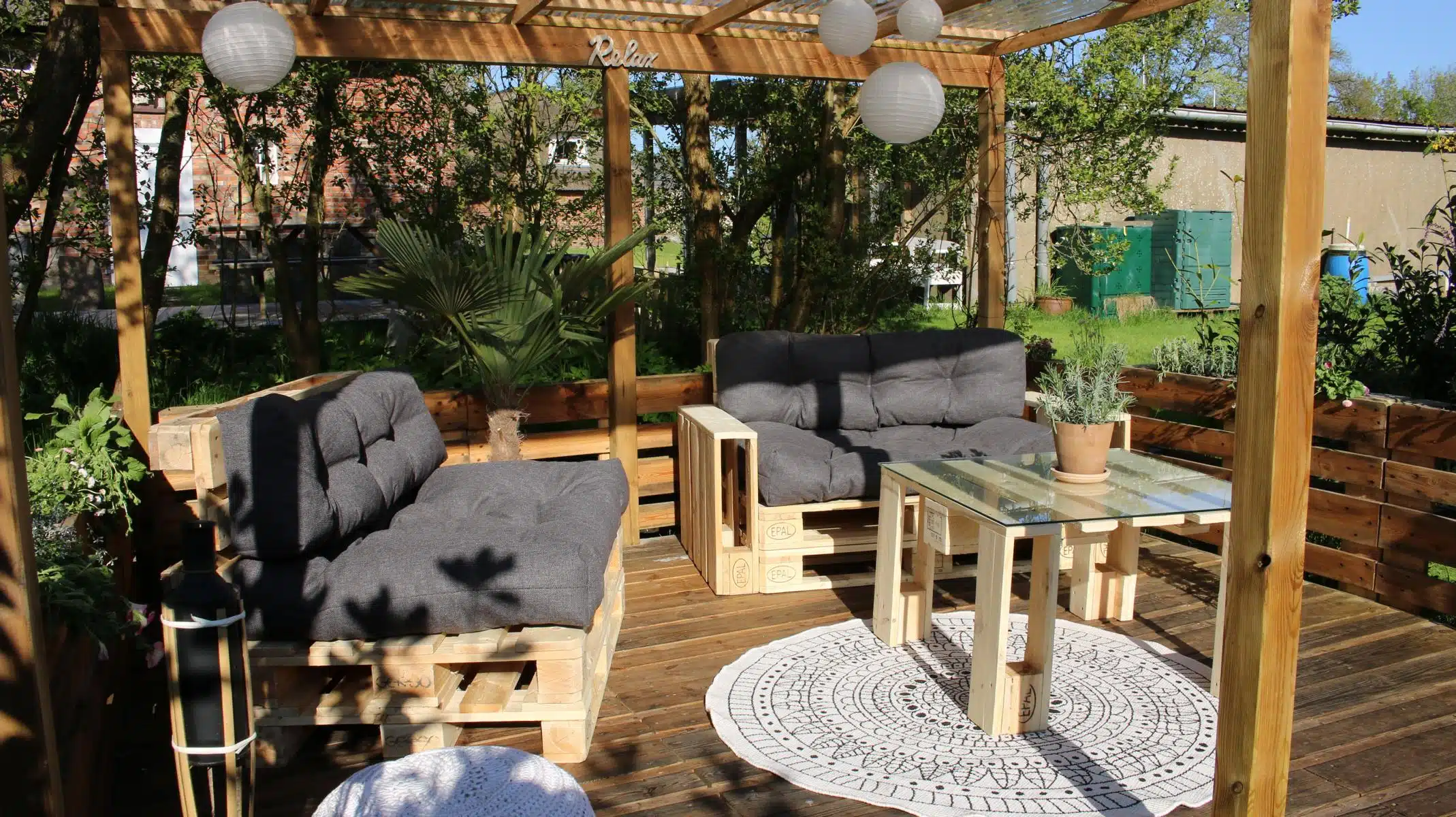 Terrasse aus Paletten mit Dach