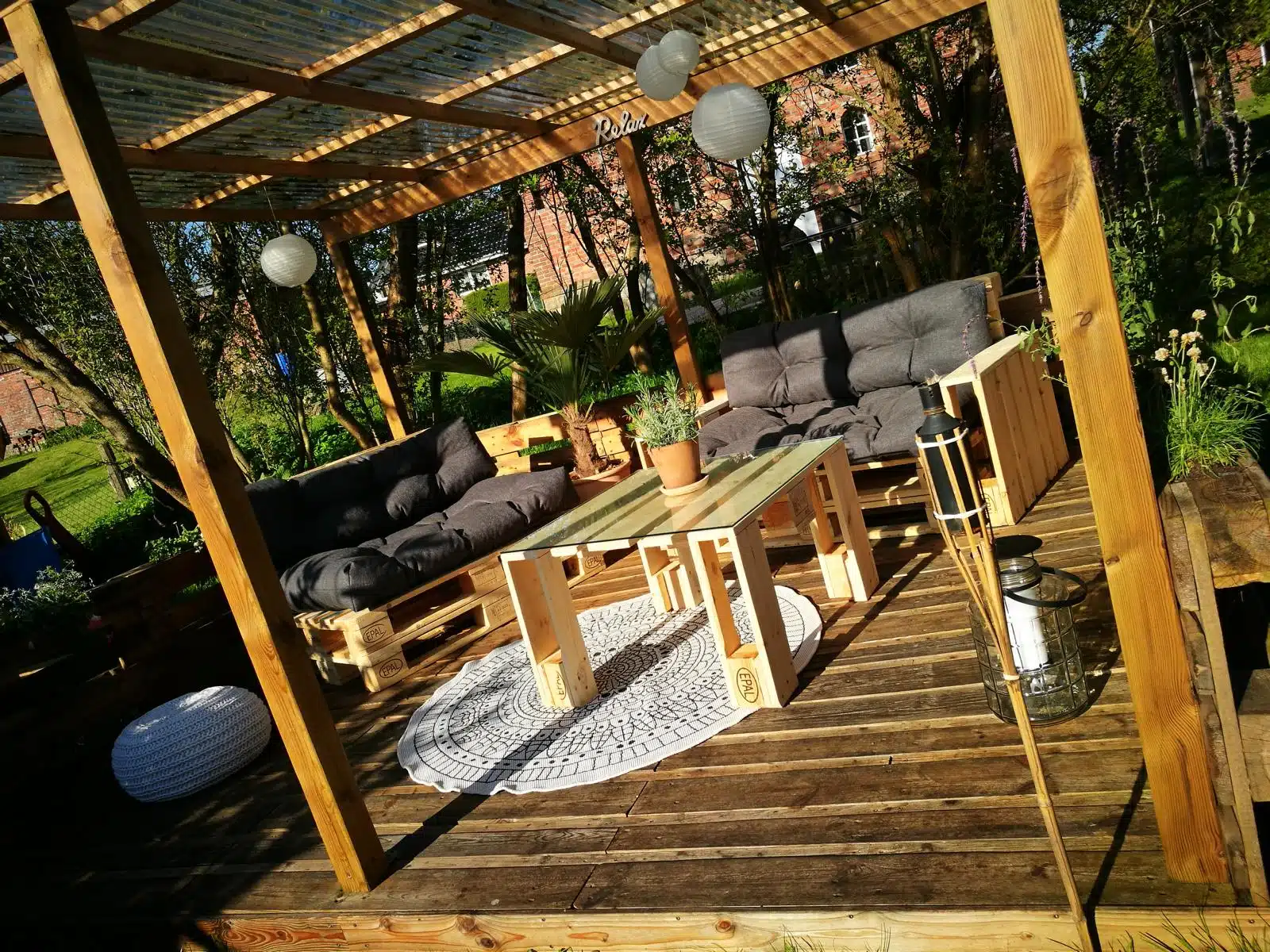 Terrasse aus Paletten mit Überdach