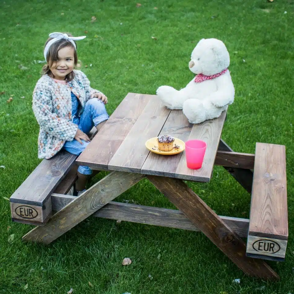 Kinderbank Tisch aus Europlaetten Palettenmoebel