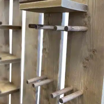 Weinregal Flaschenwand aus Europaletten Palettenmoebel