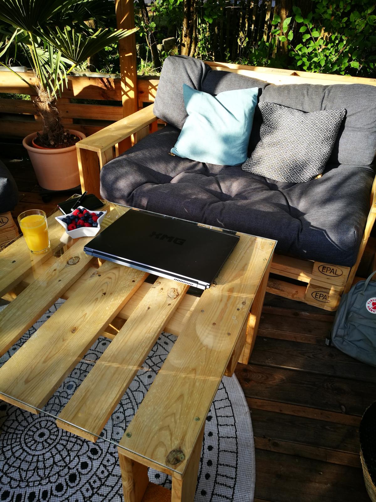 graue-palettenkissen-set-sofa
