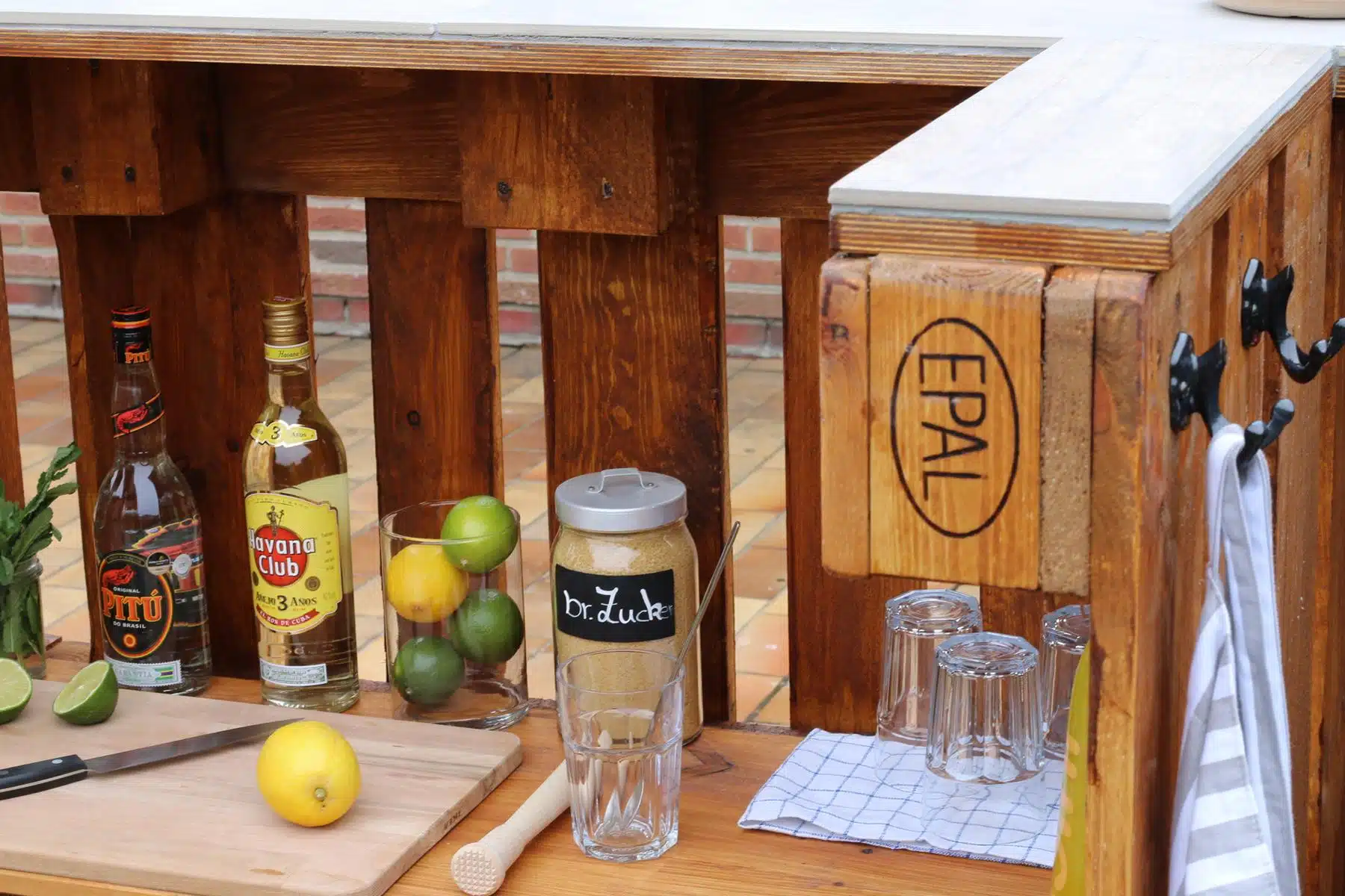 bar aus paletten dekorieren gestalten