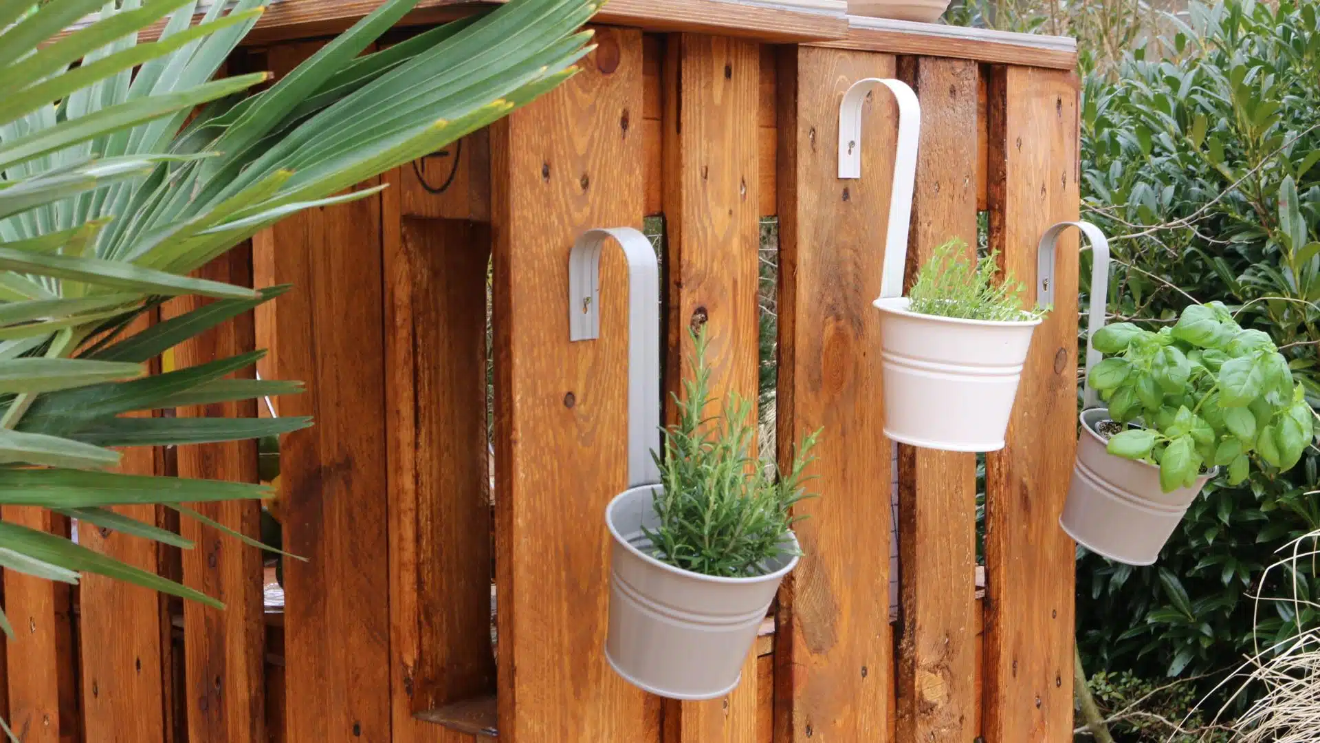 gartenbar-aus-paletten-bepflanzen-deko