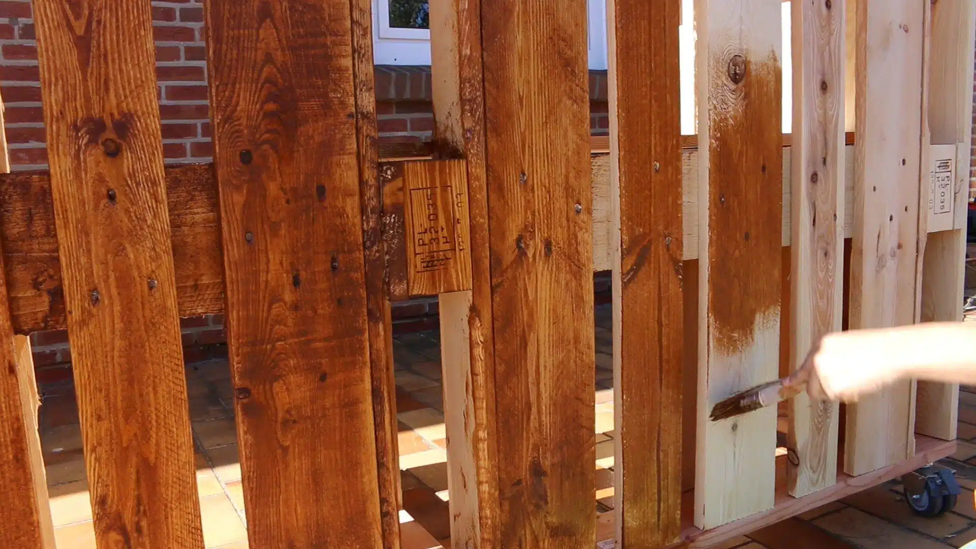 tresen theke aus paletten holzschutzlasur holzschutzfarbe auftragen