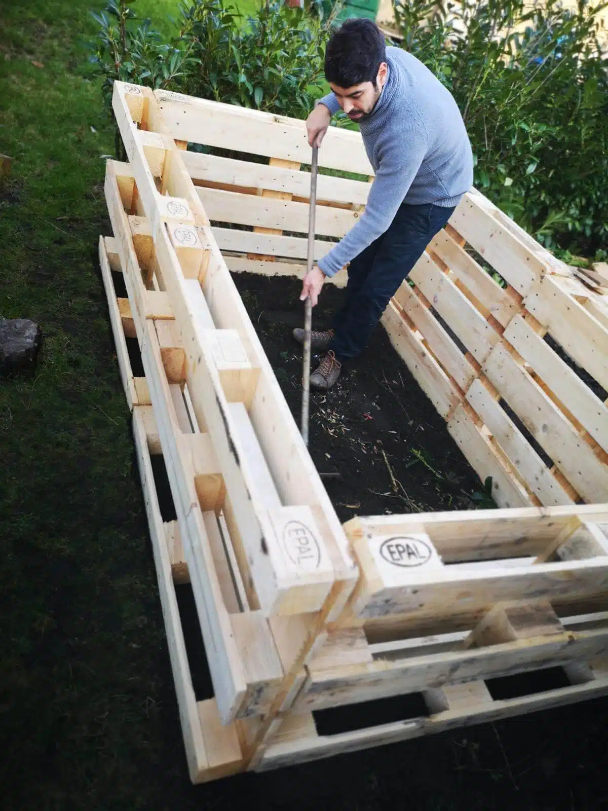 hochbeet-mit-6-paletten-bauen