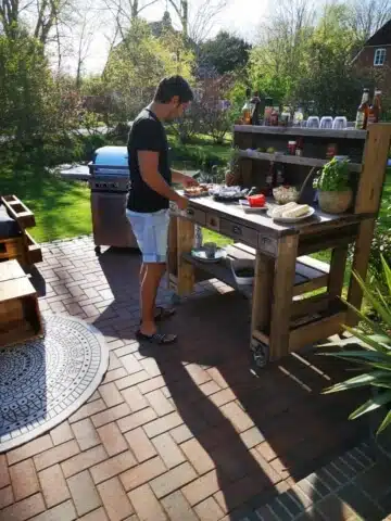 paletten grilltisch im garten terrasse balkon