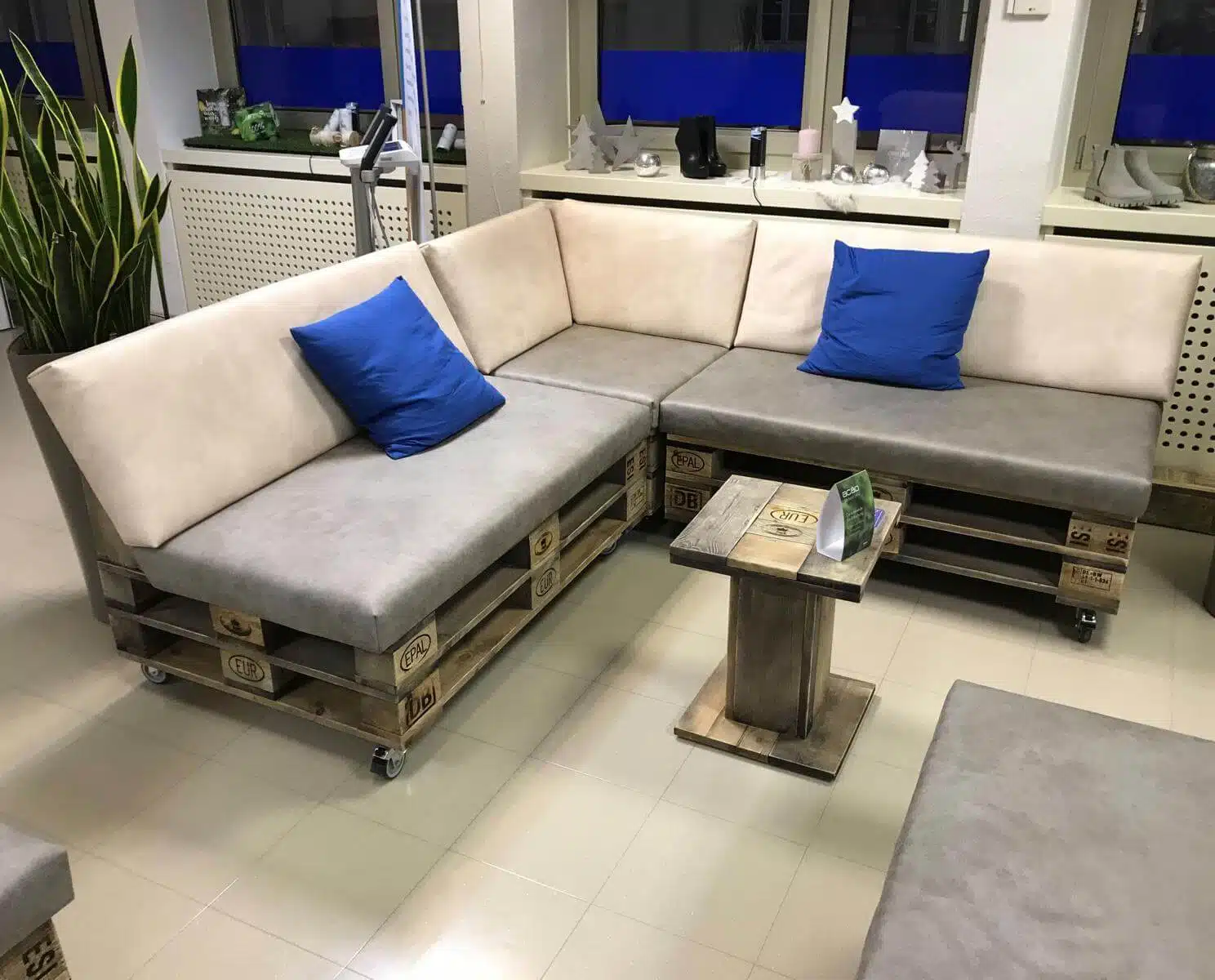 schraege rueckenlehne paletten lounge