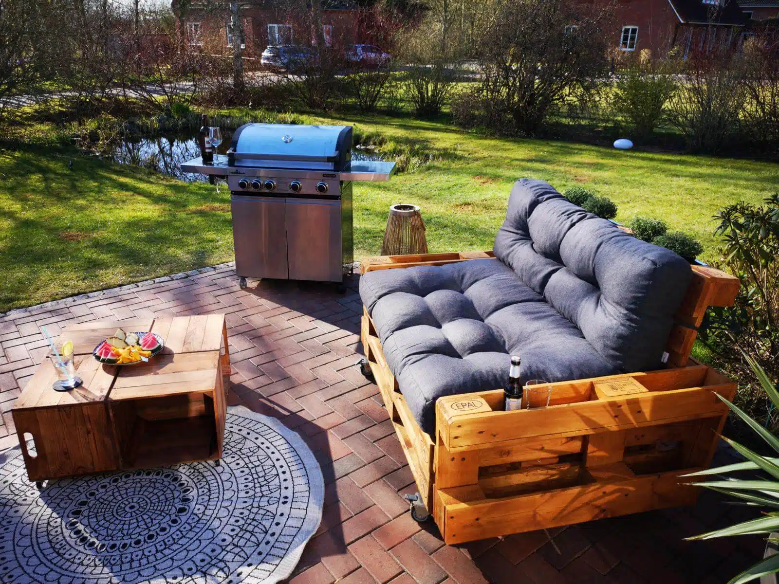 europaletten lounge mit palettenkissen