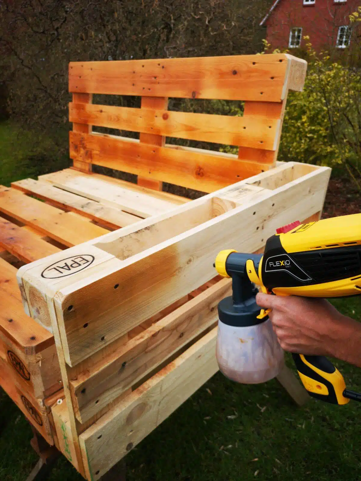 palettenmoebel farbe lasur lackieren holzschutz oel