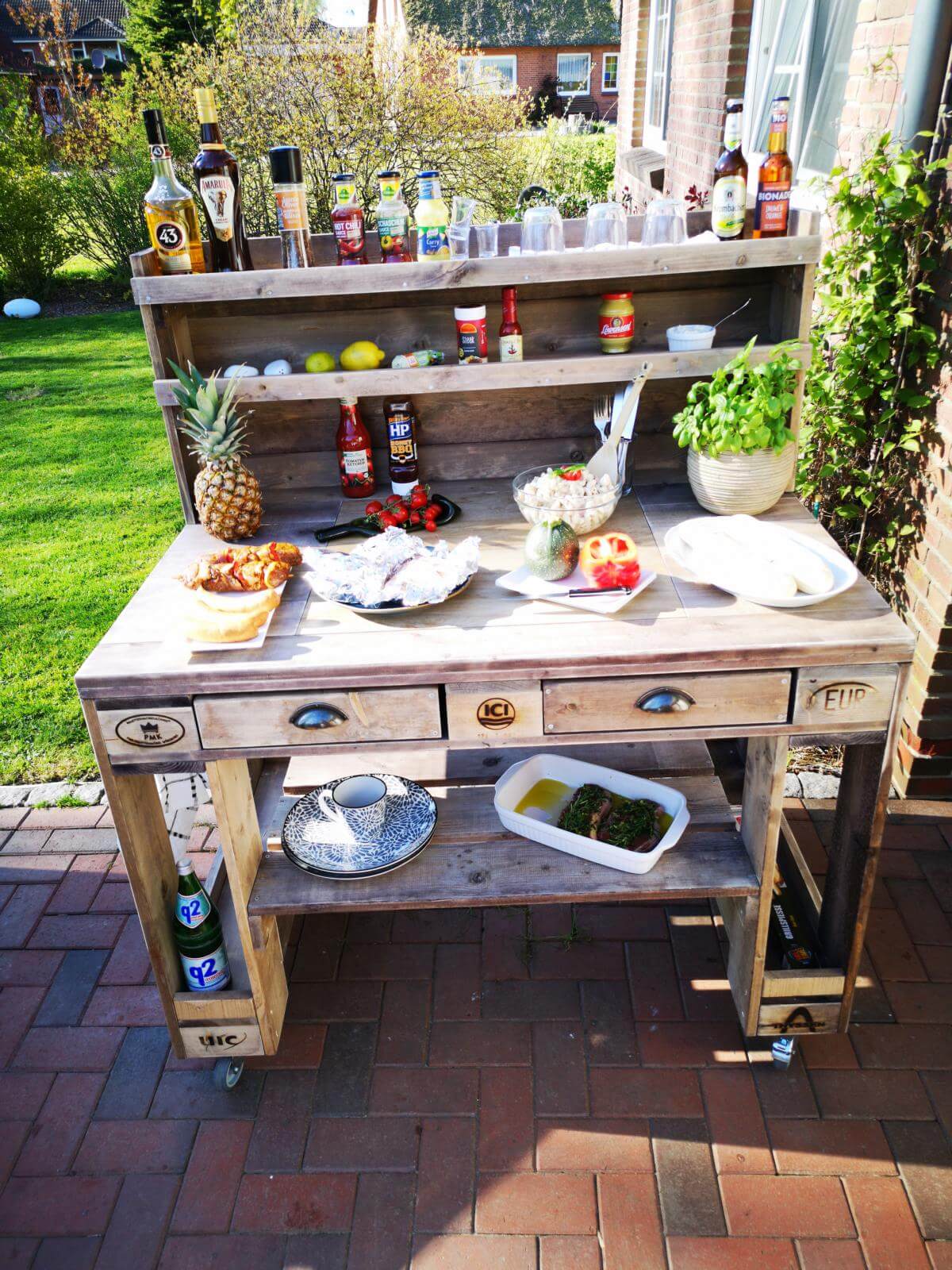 grilltisch aus paletten balkon