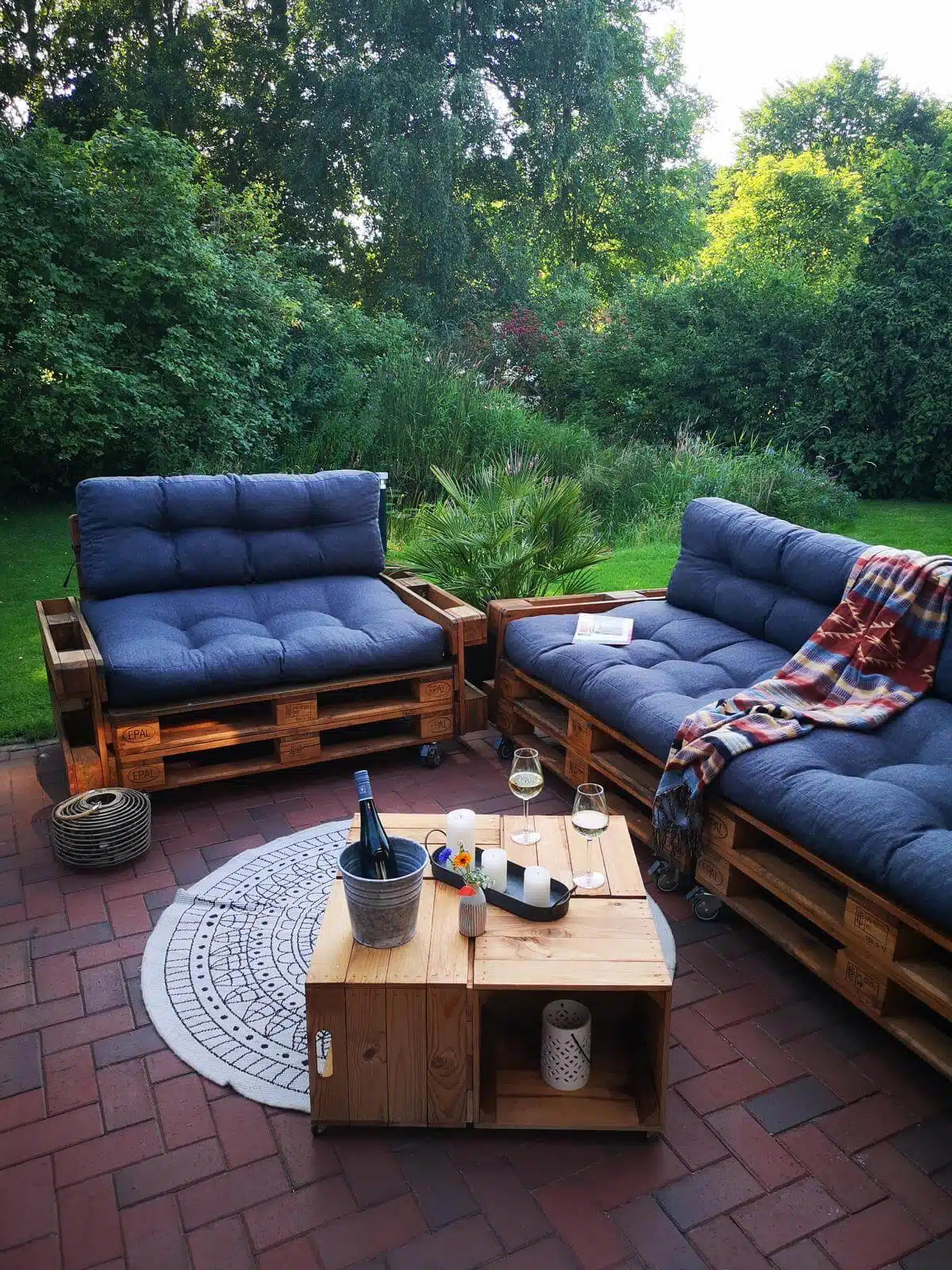 palettensofa lounge auf balkon outdoor palettenmoebel