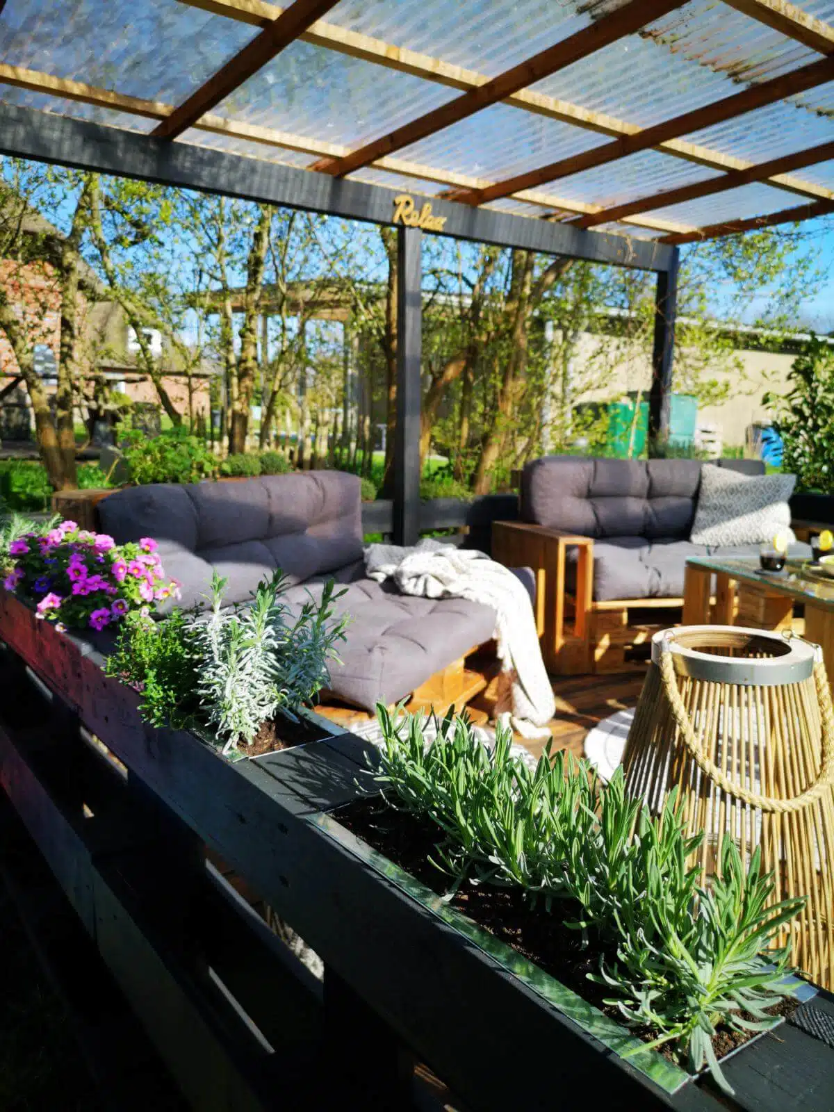 terrasse aus paletten deko einsaetze