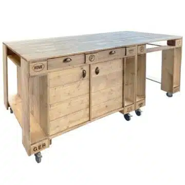 Außenküche mit viel Platz aus Paletten