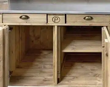 Außenküche mit viel Platz aus Paletten