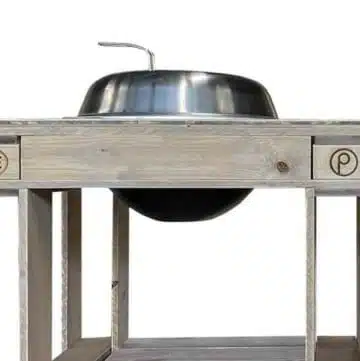 Holzkohlegrill auf Palettenwagen
