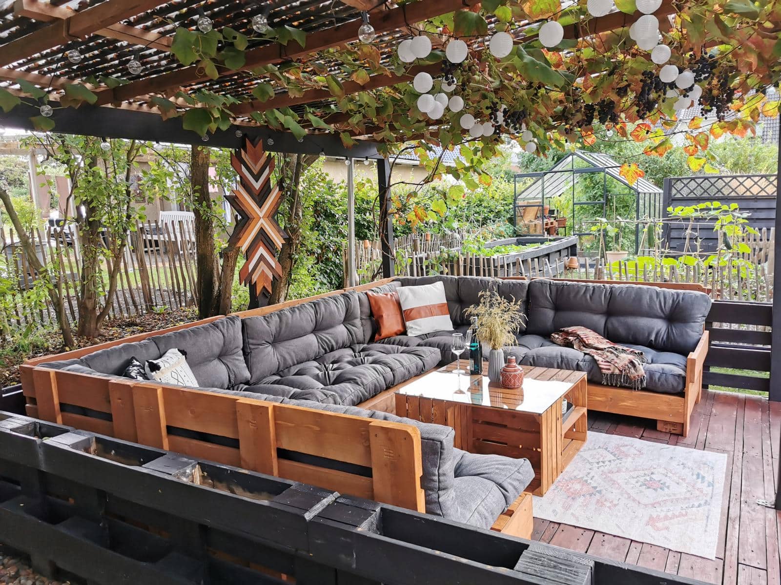 paletten-lounge-garten-terrasse-palettenlounge mit palettenkissen
