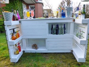 Bar-Theke aus Paletten-Palettenmöbel im Garten