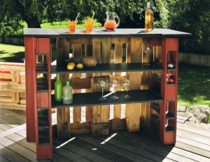 Bar aus Paletten im Garten 