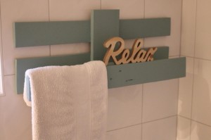 Handtuchhalter aus einer Palette im Badezimmer