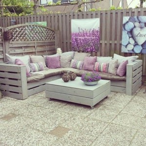 Paletten Lounge-Möbel aus Europaletten auf der Terrasse