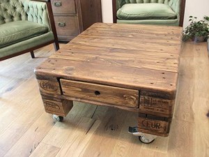 Palettentisch- Couch - Beistelltisch mit Rollen