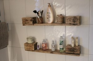 Regal aus Paletten im Badezimmer