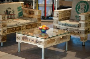 Sitzmöbel aus Paletten-Palettentisch im Wohnzimmer