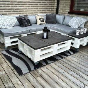 Sofa aus Paletten-Palettensofa auf der Terrasse