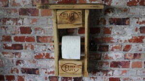 Toilettenpapierständer aus Europaletten DIY